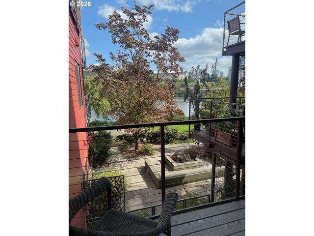 910 Nw NAITO Pkwy I-12, Portland, OR 97209