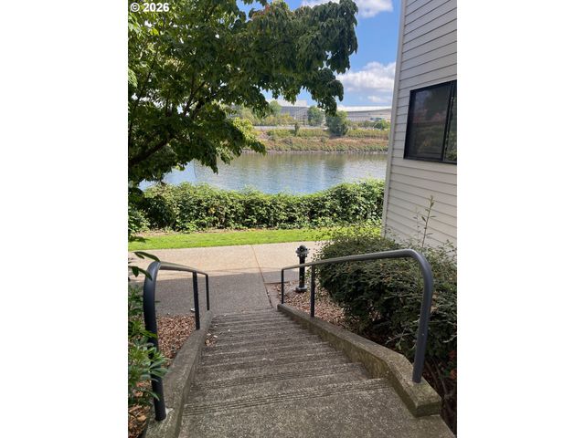 910 Nw NAITO Pkwy I-12, Portland, OR 97209