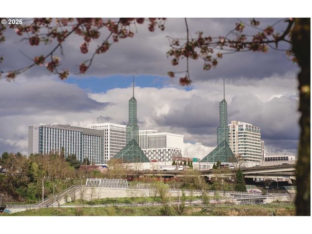910 Nw NAITO Pkwy I-12, Portland, OR 97209