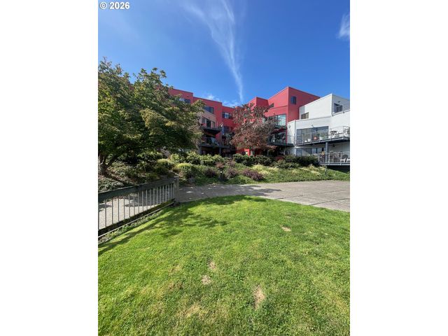 910 Nw NAITO Pkwy I-12, Portland, OR 97209