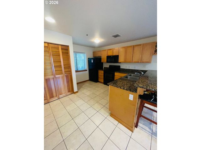 910 Nw NAITO Pkwy I-12, Portland, OR 97209