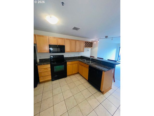 910 Nw NAITO Pkwy I-12, Portland, OR 97209
