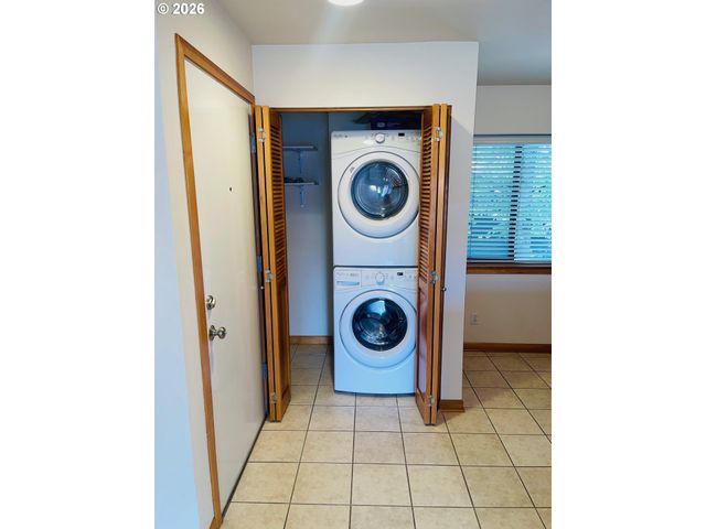 910 Nw NAITO Pkwy I-12, Portland, OR 97209