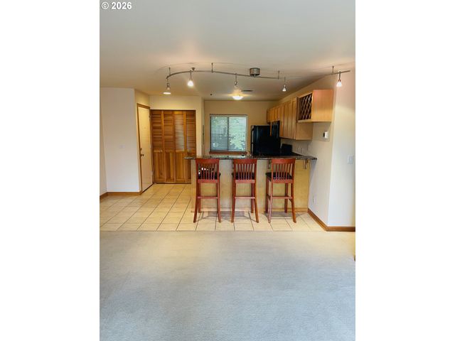 910 Nw NAITO Pkwy I-12, Portland, OR 97209