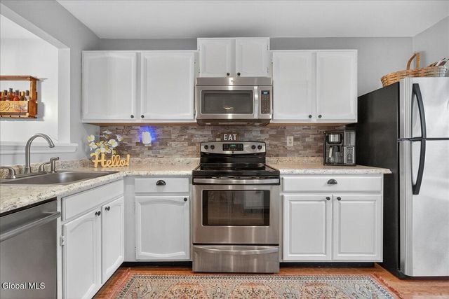 18 Cooks Court, Halfmoon, NY 12188