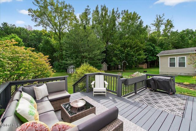 18 Cooks Court, Halfmoon, NY 12188