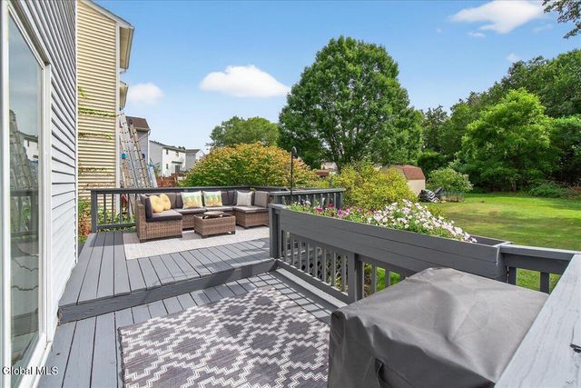 18 Cooks Court, Halfmoon, NY 12188