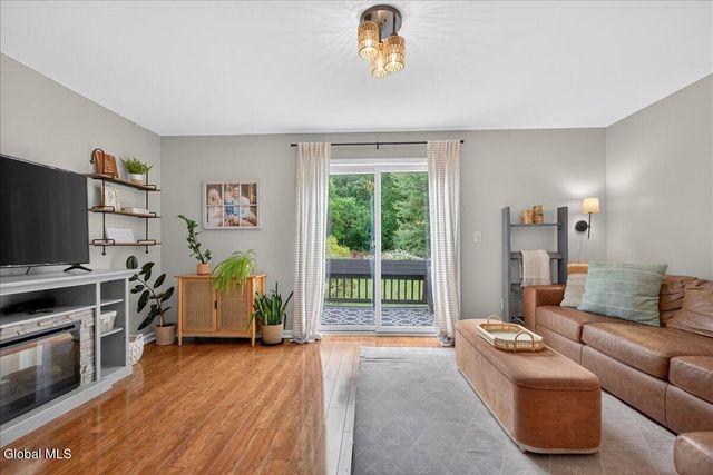 18 Cooks Court, Halfmoon, NY 12188