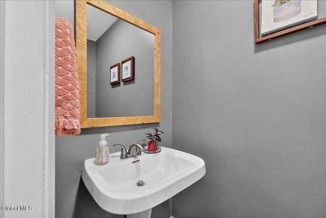 18 Cooks Court, Halfmoon, NY 12188