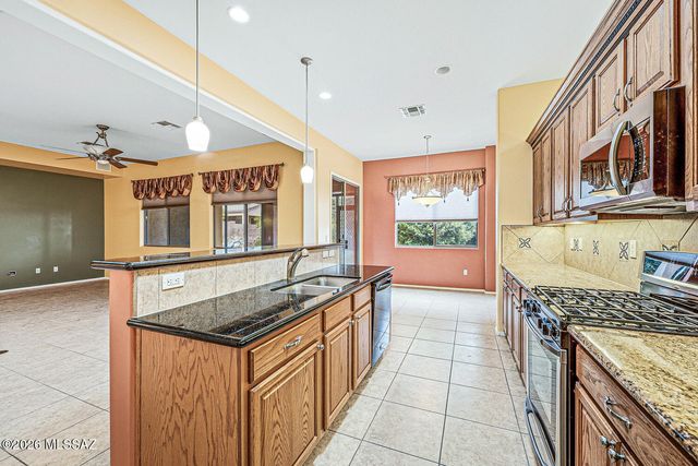 1160 W Tenniel Drive, Green Valley, AZ 85614