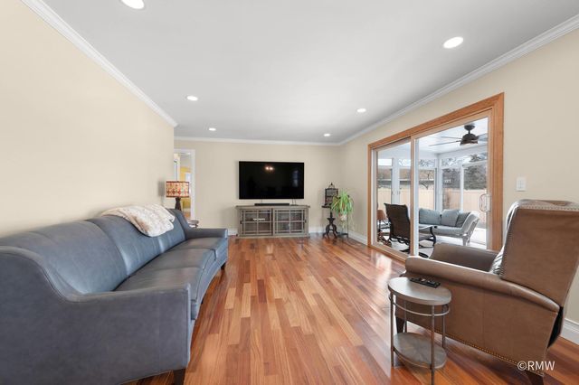 1149 Carlisle Avenue, Elk Grove Village, IL 60007