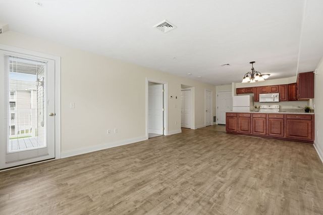 27 Greenleaves 726, Amherst, MA 01002