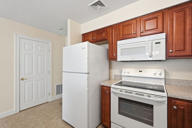 27 Greenleaves 726, Amherst, MA 01002
