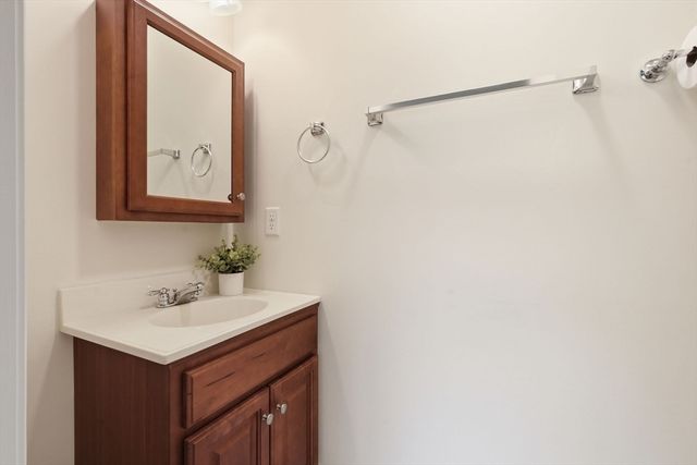 27 Greenleaves 726, Amherst, MA 01002