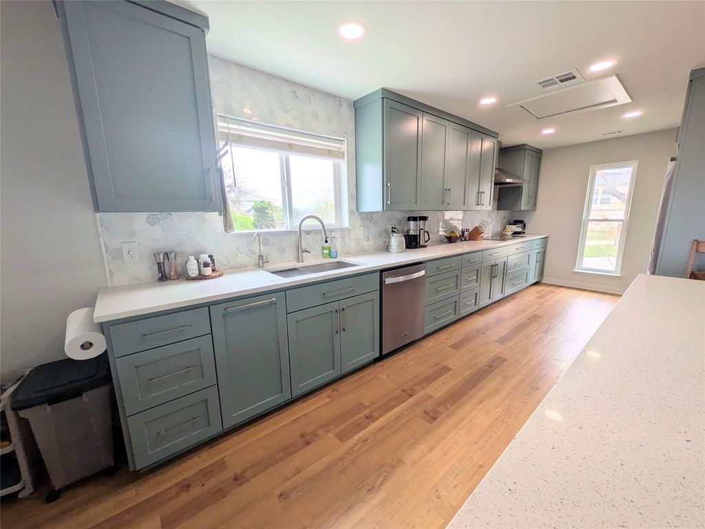 19110 Hornsby LN, Spicewood, TX 78669