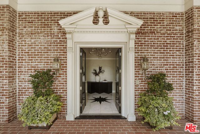 1001 N Crescent Drive, Beverly Hills, CA 90210