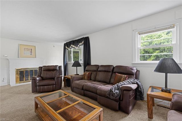 224 Chamberlin AVE W, Hampton, VA 23663