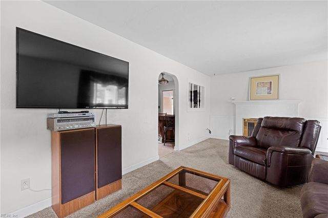 224 Chamberlin AVE W, Hampton, VA 23663