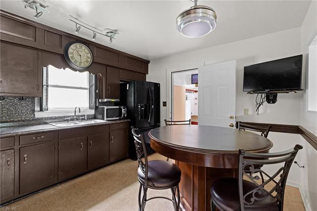 224 Chamberlin AVE W, Hampton, VA 23663