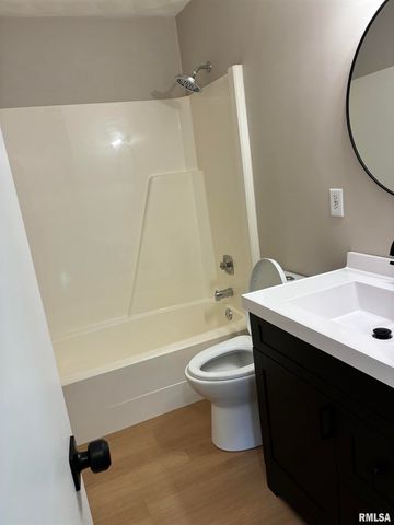 310 30th Avenue Ct Apt 5, Moline, IL 61265