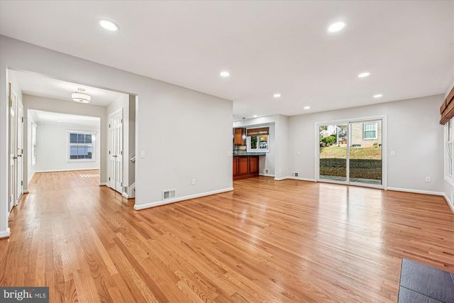 8701 SLEEPY HOLLOW LN, Potomac, MD 20854