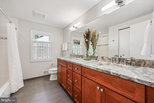 8701 SLEEPY HOLLOW LN, Potomac, MD 20854