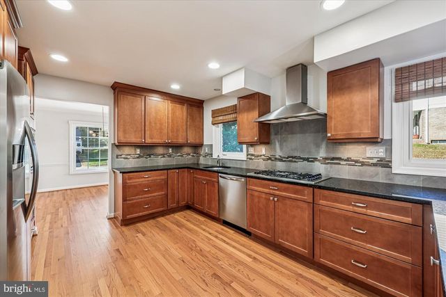 8701 SLEEPY HOLLOW LN, Potomac, MD 20854