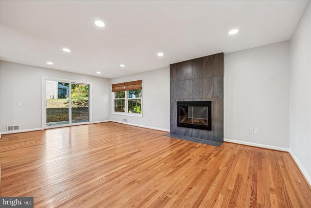 8701 SLEEPY HOLLOW LN, Potomac, MD 20854