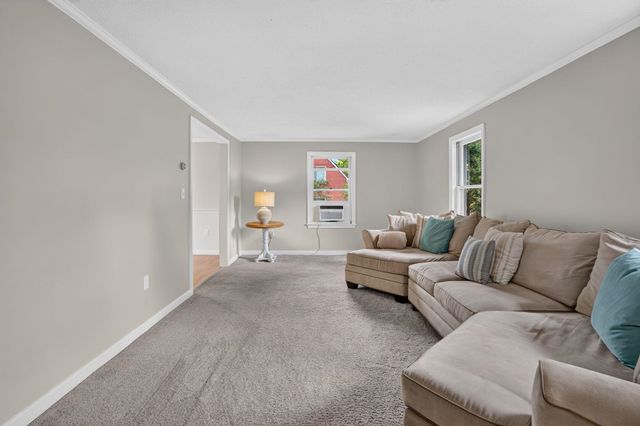2 Queensway Circle, Nashua, NH 03062