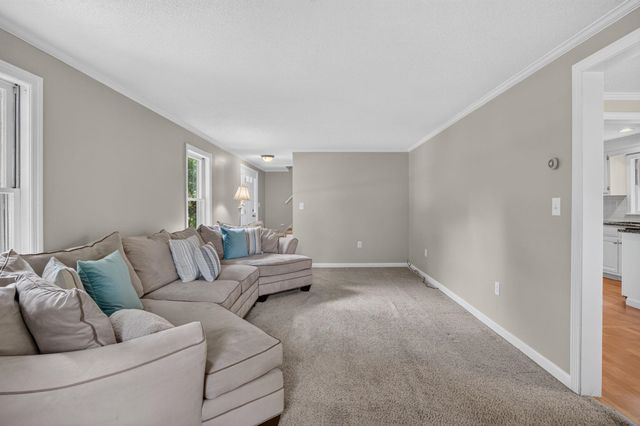 2 Queensway Circle, Nashua, NH 03062