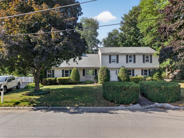 2 Queensway Circle, Nashua, NH 03062