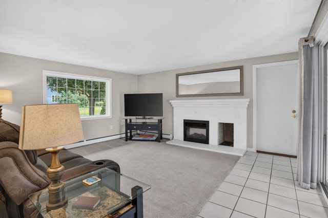 2 Queensway Circle, Nashua, NH 03062