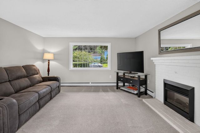 2 Queensway Circle, Nashua, NH 03062