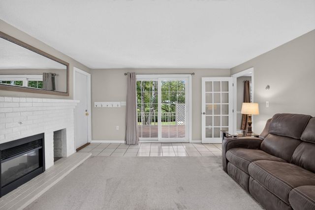 2 Queensway Circle, Nashua, NH 03062