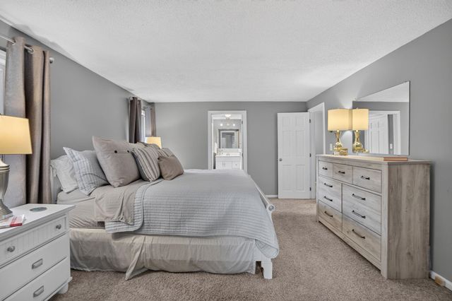 2 Queensway Circle, Nashua, NH 03062