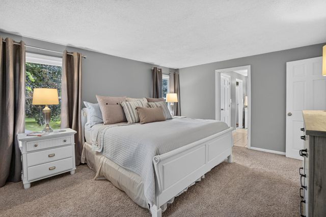 2 Queensway Circle, Nashua, NH 03062