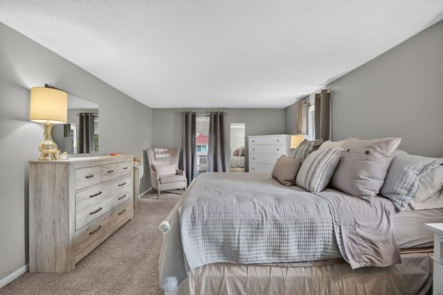 2 Queensway Circle, Nashua, NH 03062