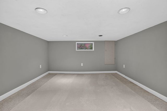 2 Queensway Circle, Nashua, NH 03062