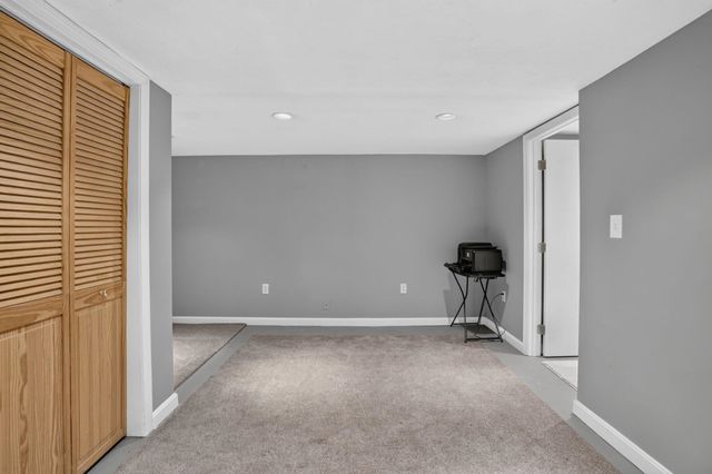 2 Queensway Circle, Nashua, NH 03062
