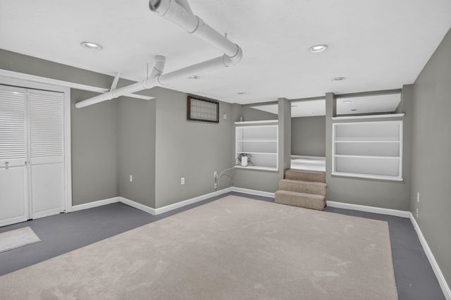 2 Queensway Circle, Nashua, NH 03062