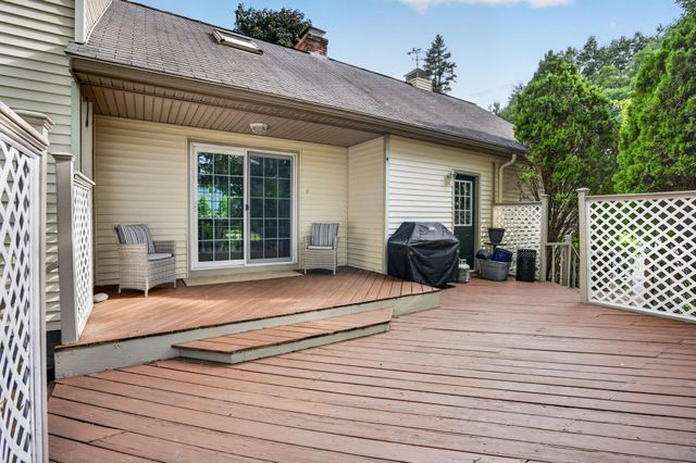2 Queensway Circle, Nashua, NH 03062