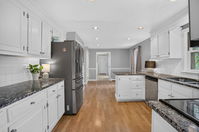 2 Queensway Circle, Nashua, NH 03062