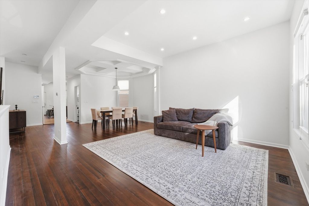 3732 W MCLEAN Avenue, Chicago, IL 60647 — photo 2