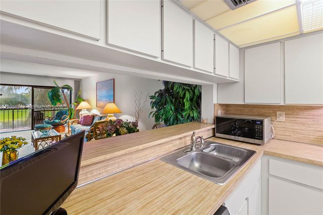 10155 NW 9th St Circle 4202, Miami, FL 33172