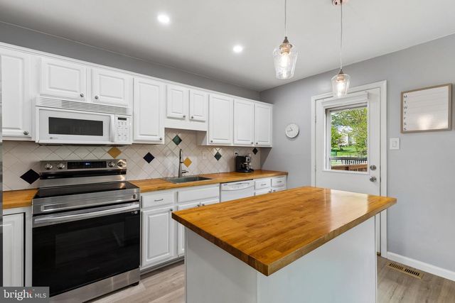 2131 BIRCH DR, Lafayette Hill, PA 19444