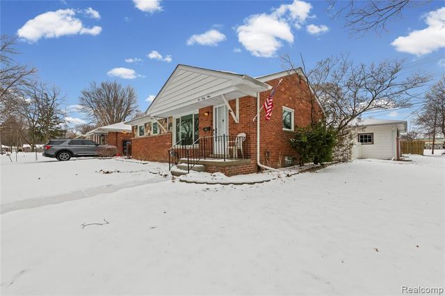 1069 Chippewa Street, Mount Clemens, MI 48043