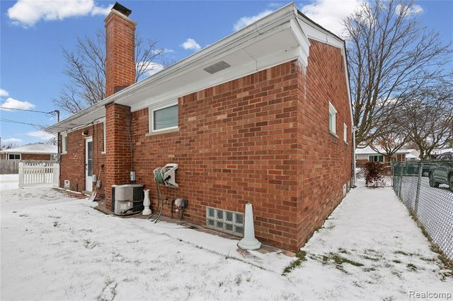 1069 Chippewa Street, Mount Clemens, MI 48043