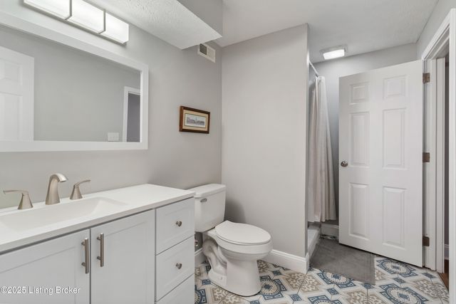 305 Lake Forest Pkwy, Louisville, KY 40245