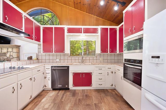 6240 Mackinaw St, Pollock Pines, CA 95726