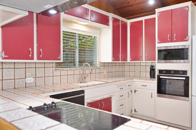 6240 Mackinaw St, Pollock Pines, CA 95726